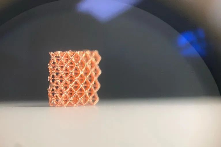 The researchers used hydrogels to create tiny metal structures. Credit: Max Saccone/Greer LABS